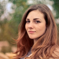 retrato de mujer joven con cabello castaño