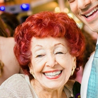 mujer mayor con pelo corto y pelirrojo