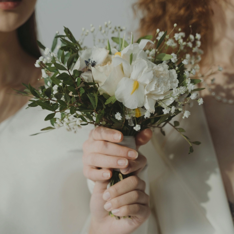 ramo de boda sostenido por dos manos femeninas