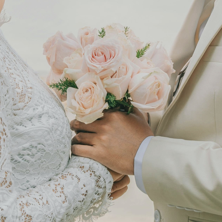 ramo de bodas sostenido por manos masculina y femenina