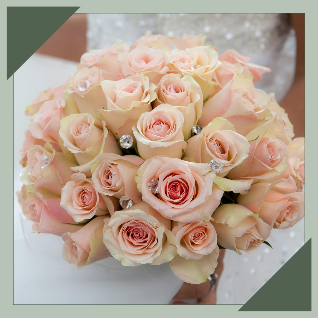 ramo de bodas rosas con diamantes