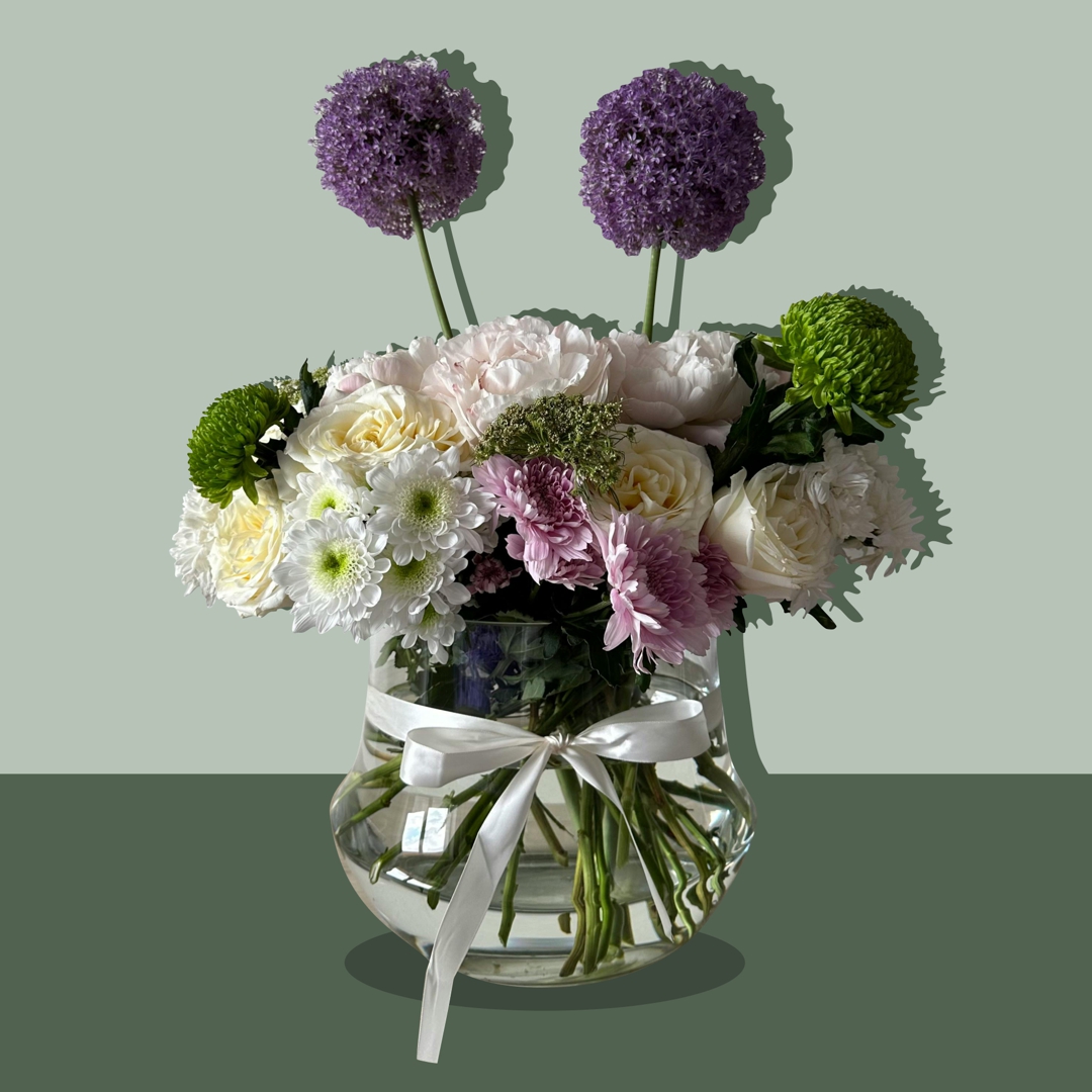 jarrón cilindro transparente con flores