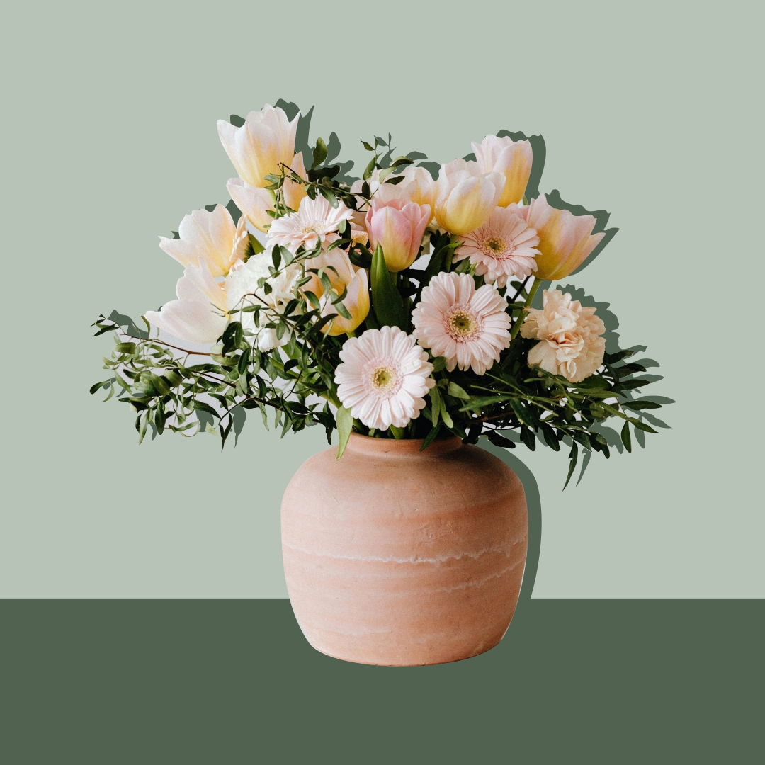 jarrón cerámica rustica rosa con flores