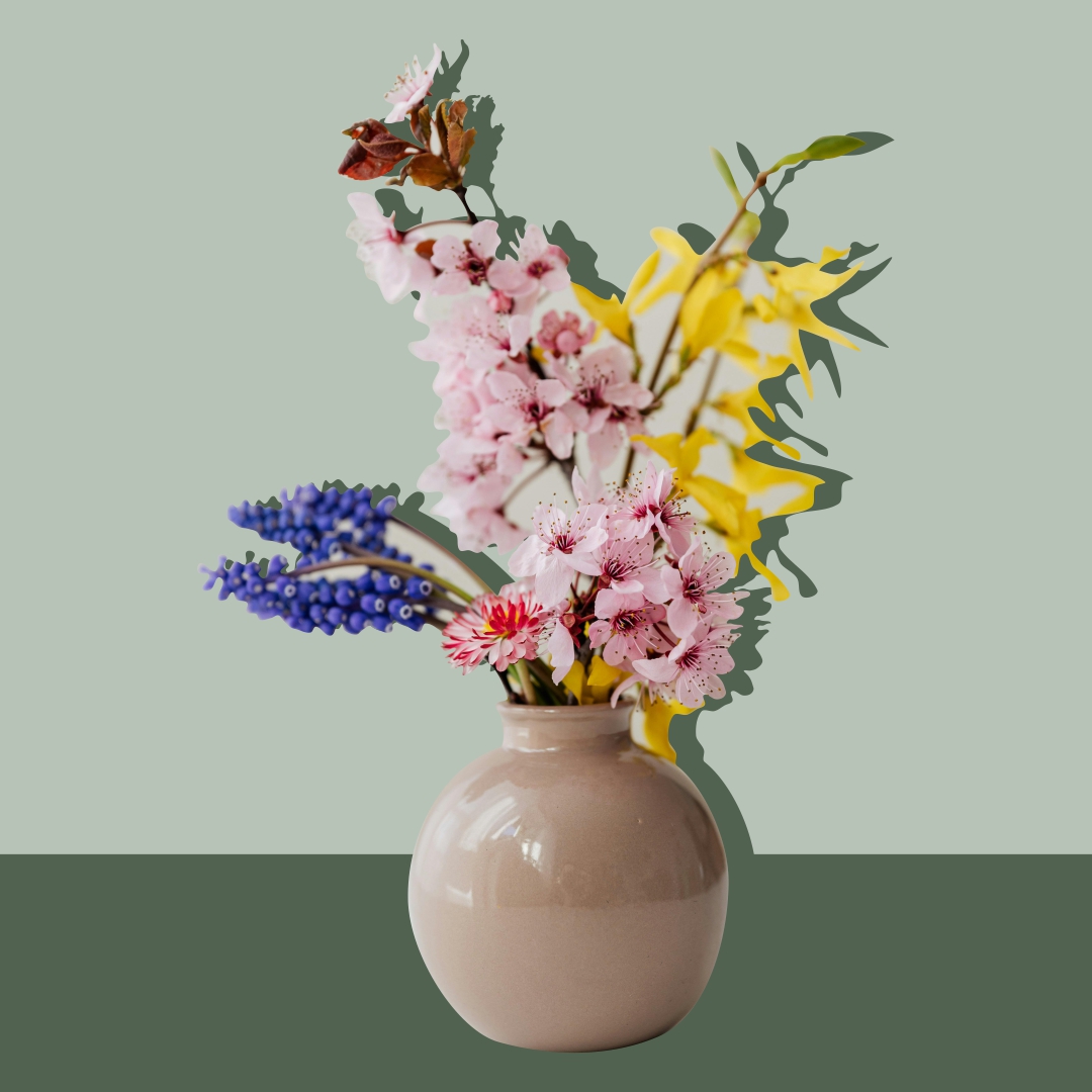 jarrón cerámica brillante rosa con flores