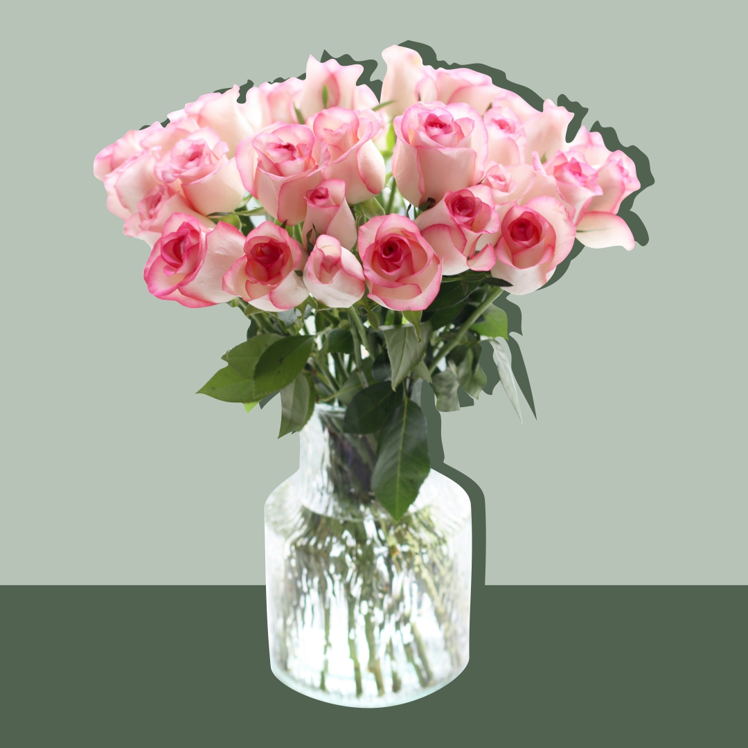 jarrón cilindro transparente con rosas