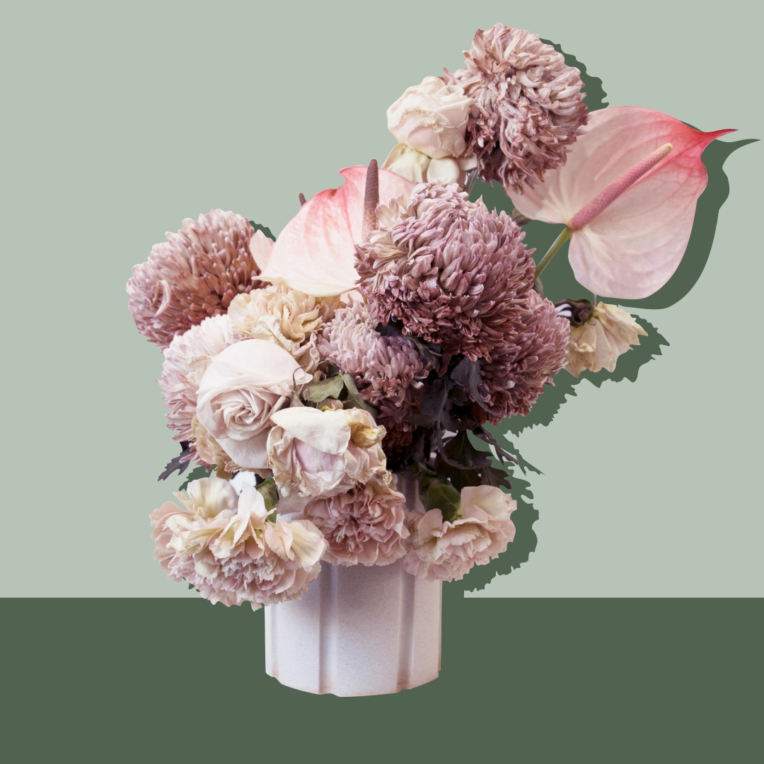 jarrón cilindro blanco con canaletas con flores