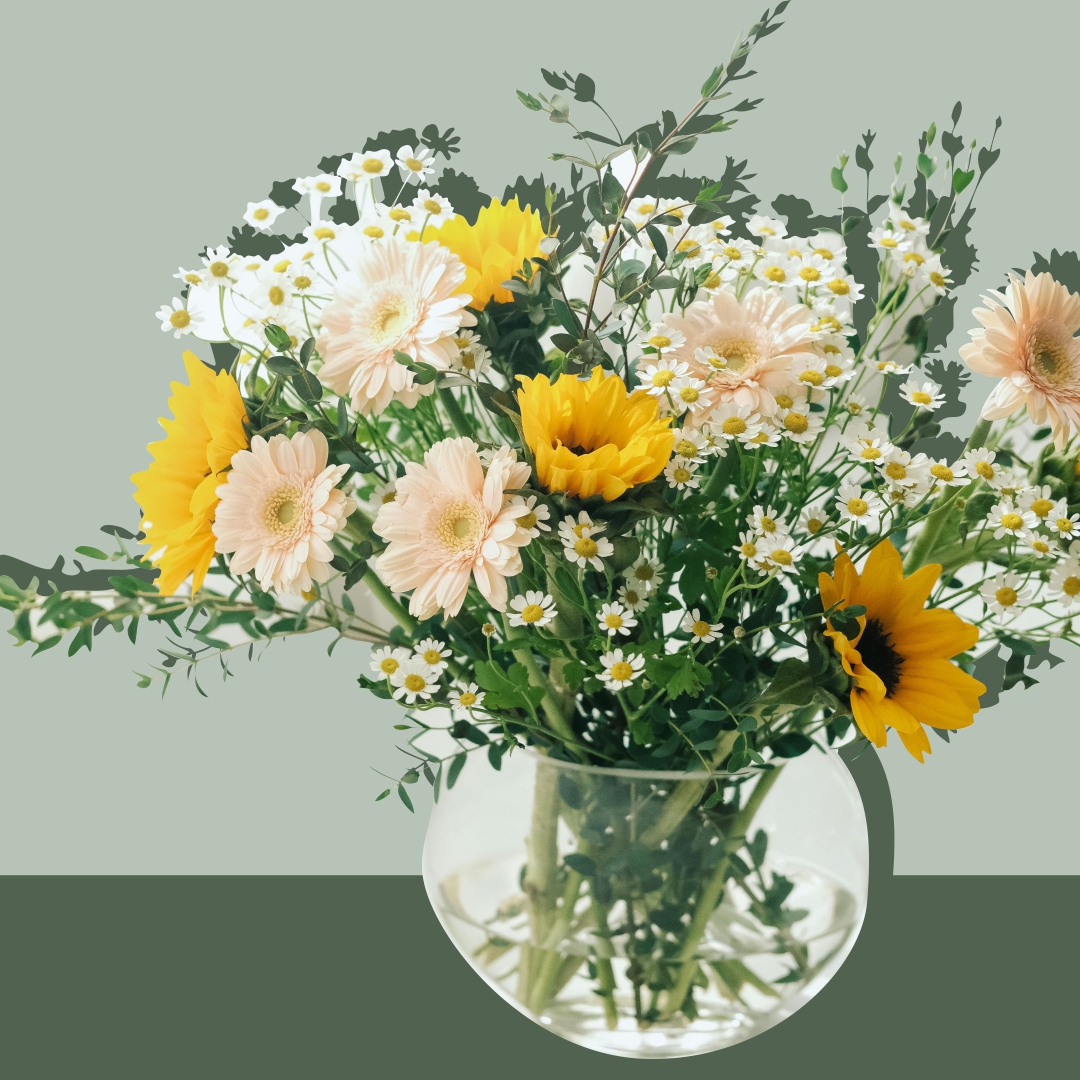 jarrón esfera transparente con flores