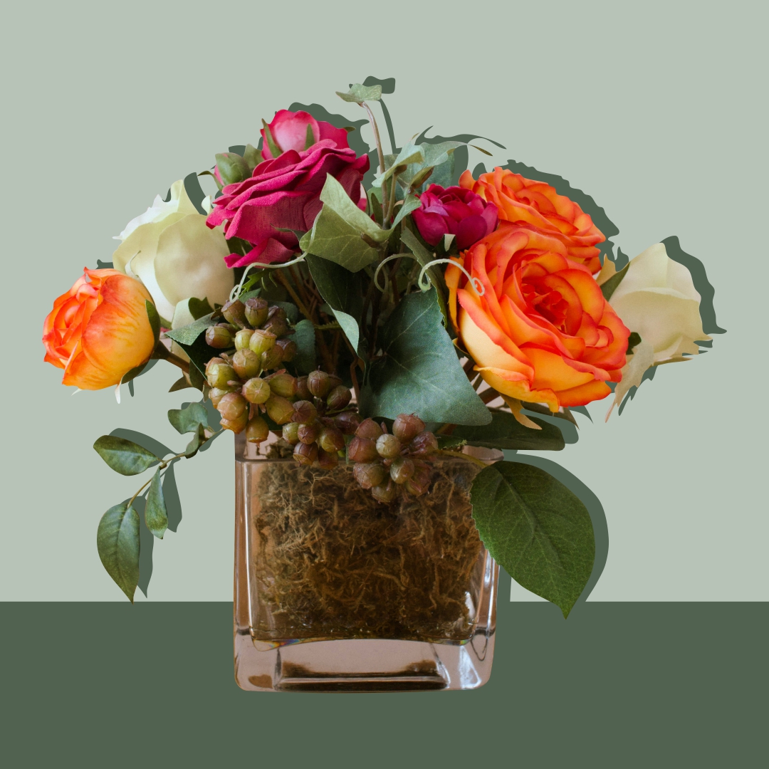 jarrón cuadrado transparente con flores